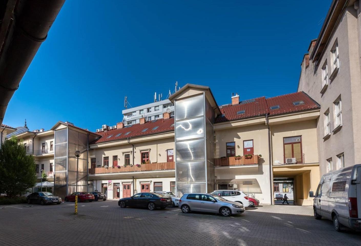 Understreet Studio With Private Parking Apartment Kosice Bagian luar foto